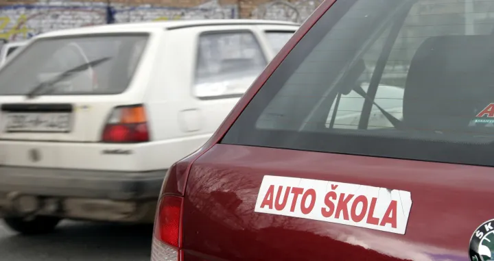 Ugrožavaju li zastarjela pitanja prolaznost kandidata na vozačkim ispitima?