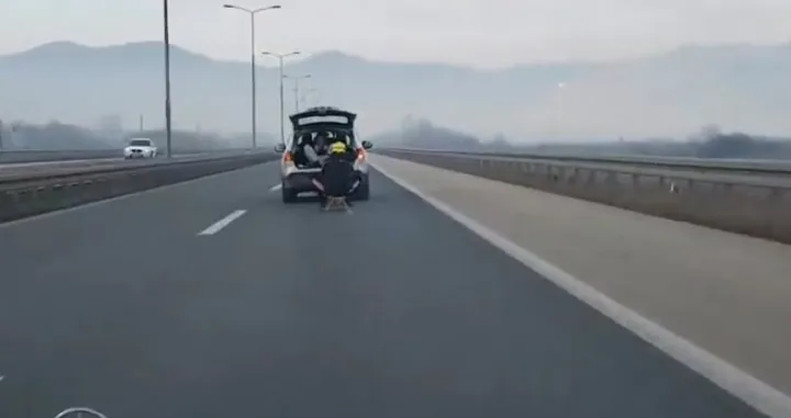 (VIDEO) Objavljen snimak sankanja na autoputu, policija pohvatala počinioce