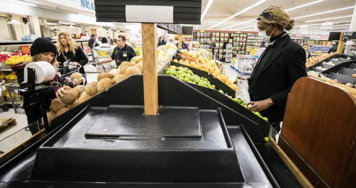 Žena namjerno ka&scaron;ljala na proizvode u prodavnici: Bačen svaki proizvod s kojim je imala kontakt