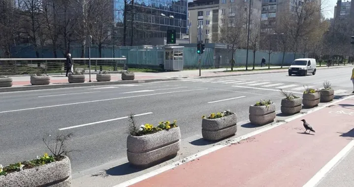 Mostovi u Novom Sarajevu ukra&scaron;eni cvjetovima viole