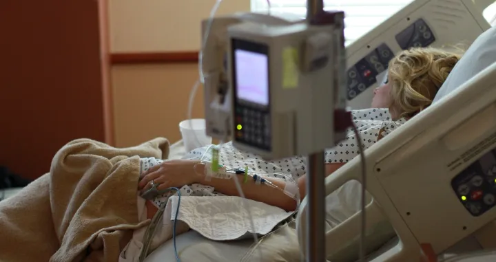 Na bijelom čar&scaron;afu pi&scaron;e - Covid-19! Kada patolozi otvore tijelo, često otkriju isto... Od čega umiru zaraženi Covidom-19?