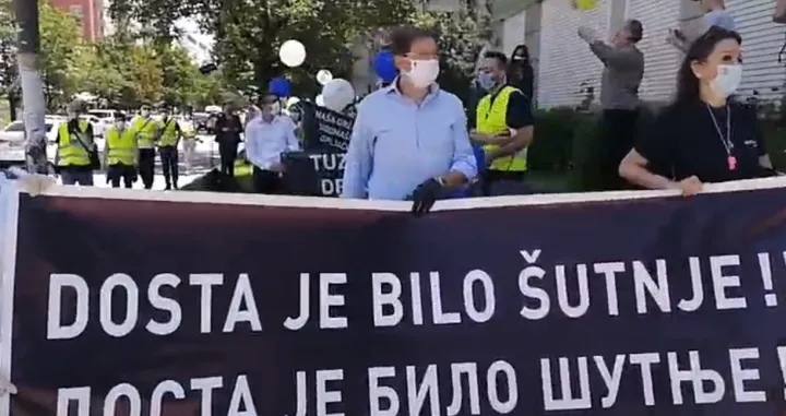 (VIDEO) Protestna šetnja Platforme za progres u Tuzli: Dosta je bilo šutnje!