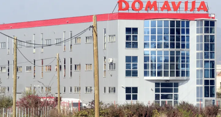 Domavija raspolaže sa tri izložbeno prodajna salona u kojima je prioritet kvalitet proizvoda i usluga