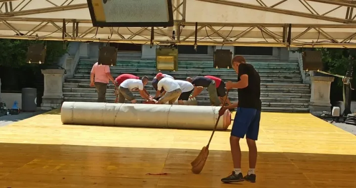 (FOTO) U toku postavljanje crvenog tepiha ispred Narodnog pozori&scaron;ta u Sarajevu