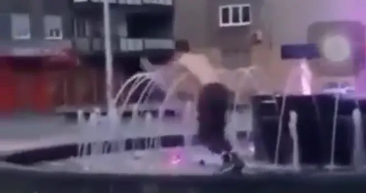 (VIDEO) Prolaznici u čudu: Mladić u centru Zenice skočio u fontanu