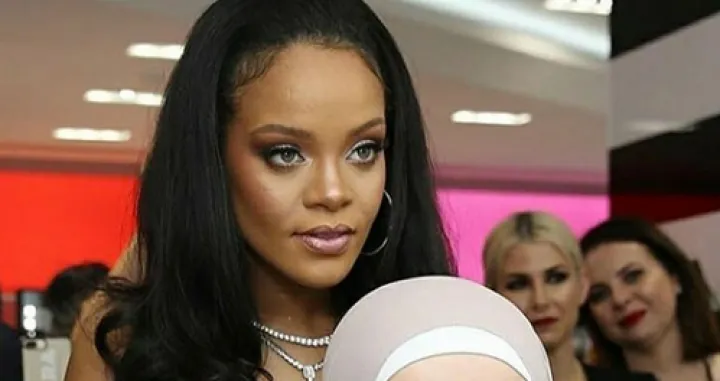 (FOTO) Rihanna se izvinjava muslimanima: Povrijedila sam mnogo muslimanskih sestara i braće