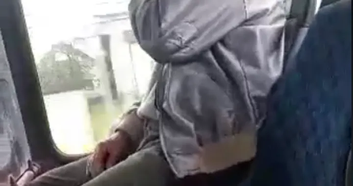 (VIDEO) Sramotna situacija u sarajevskom autobusu: Pu&scaron;i cigaretu, ka&scaron;lje i pljuje u vozilu javnog gradskog prevoza