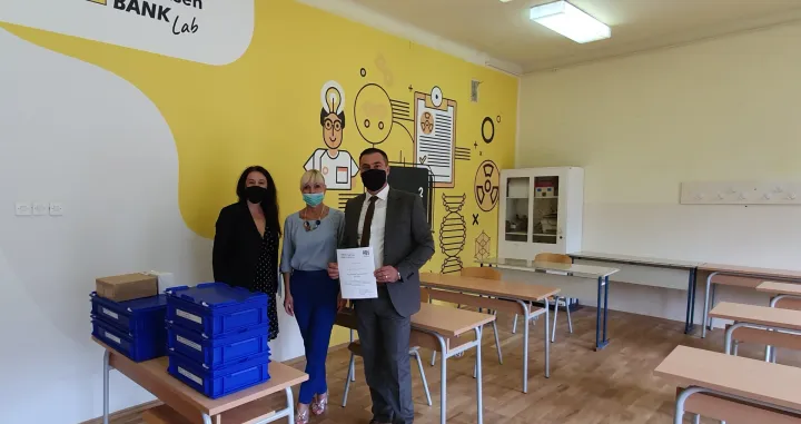 Raiffeisen banka opremila tri "Raiffeisen LAB" &scaron;kolska kabineta