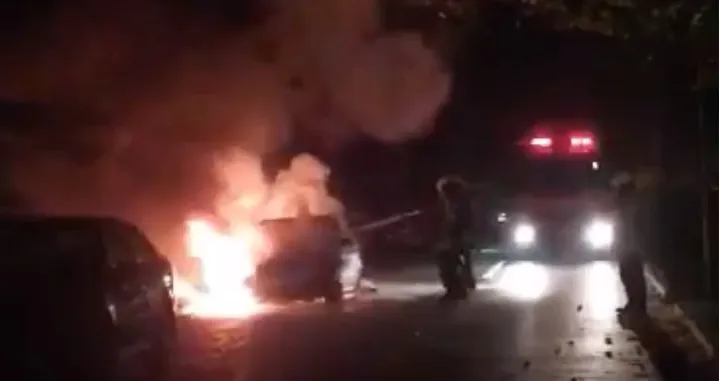 Noćas u Zenici: Mu&scaron;karac pri&scaron;ao automobilu, zapalio ga i pobjegao