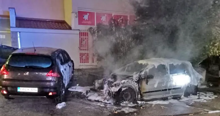 Advokatovoj supruzi zapalili auto