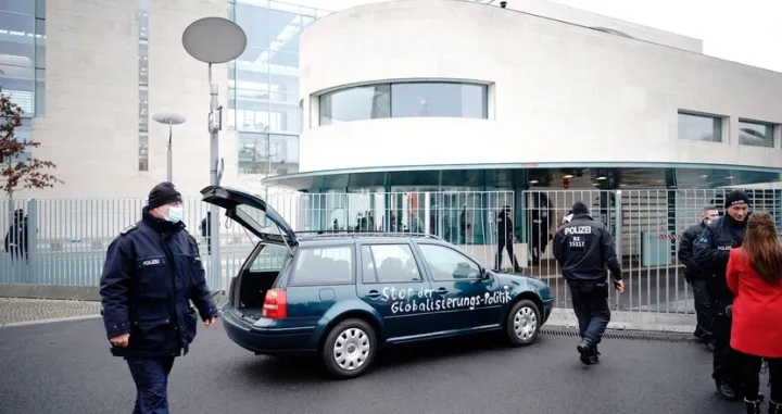 (VIDEO) Automobilom sa ispisanim porukama zakucao se ispred ureda Angele Merkel: Ubica djece i starih ljudi