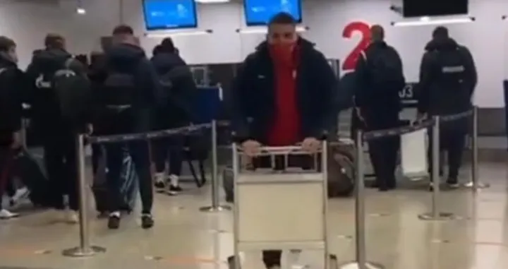 (VIDEO) Fudbaler Crvene zvezde se obrukao za sva vremena: Pokušao prepasti kamermana, pa ponizio sam sebe