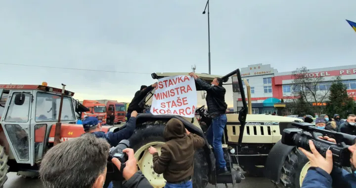 (FOTO) Poljoprivrednici blokirali granične prelaze: Poznato čiju "glavu" traže