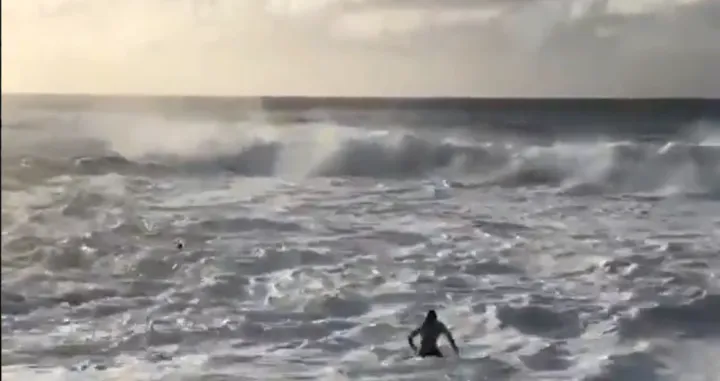 (VIDEO) Snimak koji će vam vratiti vjeru u ljude: Profesionalni surfer spasio ženu koju su odnijeli ogromni talasi