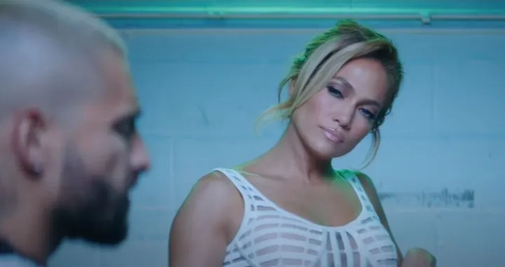 (VIDEO) Izgleda neprepoznatljivo: J. Lo skinula &scaron;minku pred kamerom i zamalo pokazala previ&scaron;e