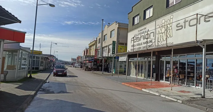 Uhapšeni službenici UIO reketirali su privrednike na pijaci Arizona / Miren Aljić