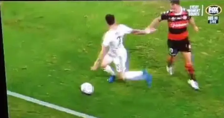 (VIDEO) Najbolji sportski trenutak 2021. godine: Pogledajte najkorektniji prekr&scaron;aj u historiji fudbala