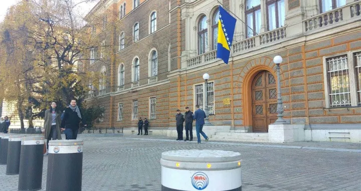 Psovao i prijetio policajcima koji rade na obezbjeđenju Predsjedni&scaron;tva BiH, nasrnuo na njih i poderao im uniforme