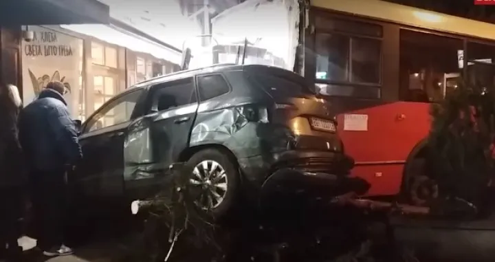 Radnici lokala u koji se zabio autobus još u šoku: Pokupio je auto s parkinga i zamalo se zakucao u nas