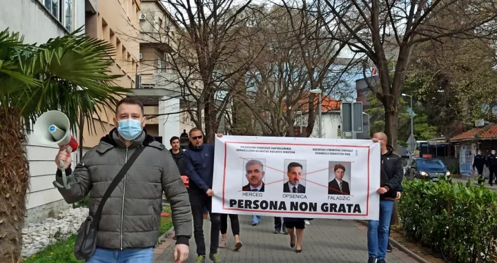 (FOTO + VIDEO) Zdravstveni radnici u Mostaru ponovo iza&scaron;li na proteste: Za&scaron;to nam lažete u lice?
