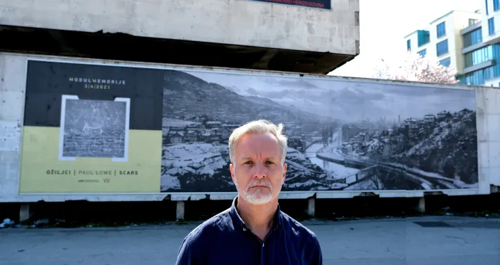Pro&scaron;etajte kroz teksturu opsade uz fotografije Paula Lowea