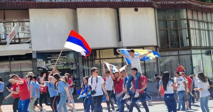 Srebrenica / Maturanti noseći različite zastave zajedno proslavili kraj školovanja: Riječ je o inatu