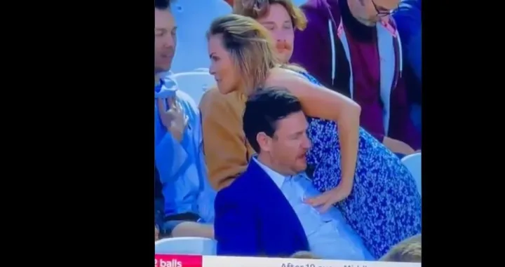 (VIDEO) Nije mogao da se iskontroli&scaron;e: Atraktivna plavu&scaron;a ga dodirnula grudima, njegova reakcija postala planetarni hit