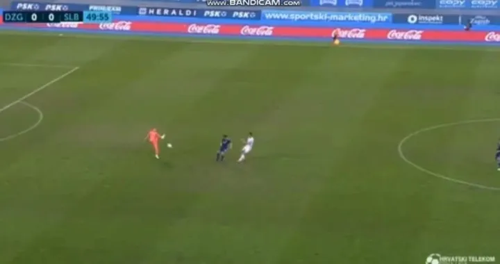 (VIDEO) Bh. fudbaler iskoristio bizarnu gre&scaron;ku golmana Dinamo Zagreba i &scaron;okirao 'Modre'