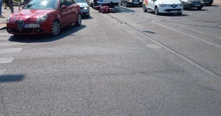 (FOTO) U saobraćajnoj nesreći na Skenderiji učestvovali tramvaj i motor