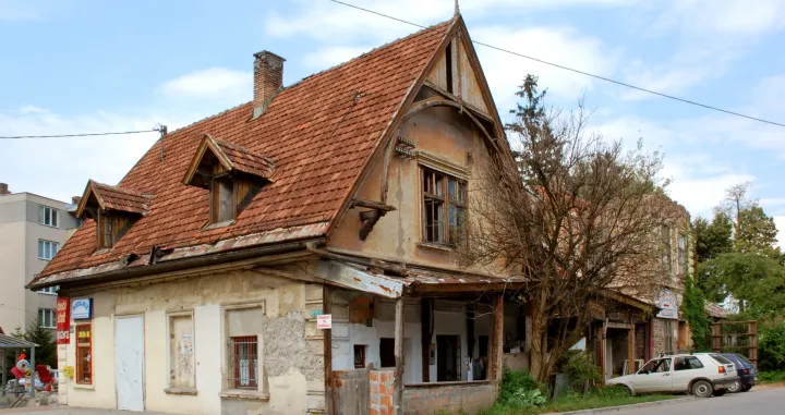 Stara željeznička stanica Ilidža jo&scaron; čeka obnovu: Propada spomenik kulturno-historijskog naslijeđa