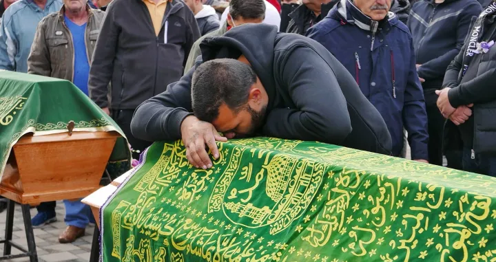 (FOTO) Sve spremno za posljednji ispraćaj sedam osoba stradalih u požaru u Brčkom: Na groblju vlada muk