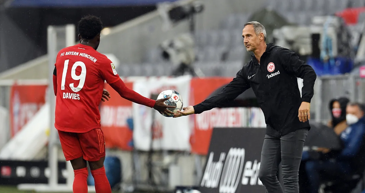epa08439881 Bayern Munich&#39;s Alphonso Davies with Eintracht Frankfurt coach Adi Hutter (R) during the German Bundesliga soccer match Bayern Munich vs Eintracht Frankfurt in Munich, Germany, 23 May 2020. The German Bundesliga is the world&#39;s first major soccer league to resume after a two-month suspension because of the Coronavirus pandemic. EPA/ANDREAS GEBERT/POOL DFL regulations prohibit any use of photographs as image sequences and/or quasi-video.