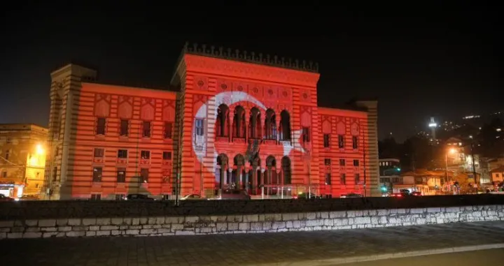 Vijećnica u bojama turske zastave: Saznajte zbog čega