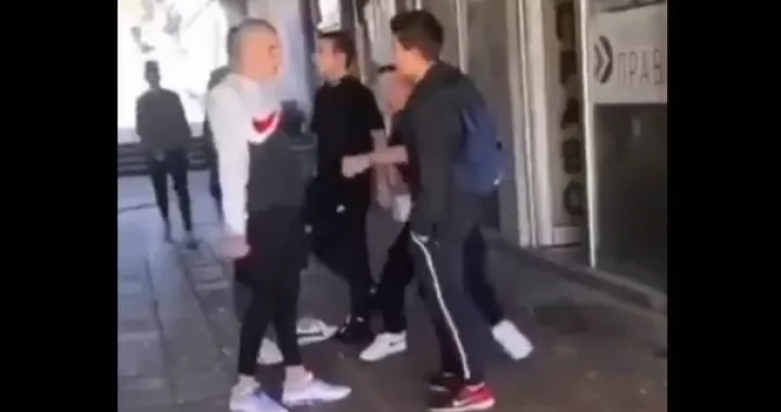 (VIDEO) Uznemirujući snimak / Trojica maloljetnika tuku jednog dječaka: Ima samo oca koji brine o njemu, od siline udarca u glavu pada na pod...