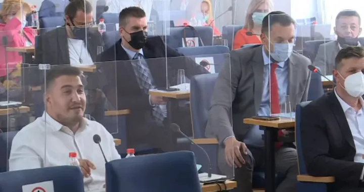 Dok cijeli svijet priča o političkoj krizi u BiH, u Skup&scaron;tini KS plju&scaron;te uvrede i napadi - Zahiragić: Te&scaron;ka su vremena