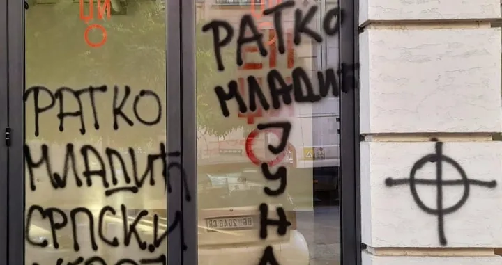 "Ratko Mladić srpski heroj" - Huligani i&scaron;arali prostorije organizacije mladih koja je htjela ukloniti mural