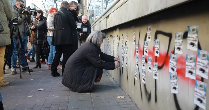 (FOTO i VIDEO) Nova akcija aktivista u Beogradu: Postavljali naljepnice da porukom "Ratko Mladić, ratni zločinac"