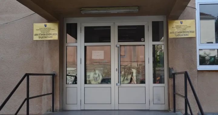 Zbog čega mali&scaron;ani iz sarajevske &scaron;kole ne mogu u fiskulturnu salu? / Problemi sa klizi&scaron;tem ili drugi građevinski planovi? - Načelnik Mandić &scaron;uti