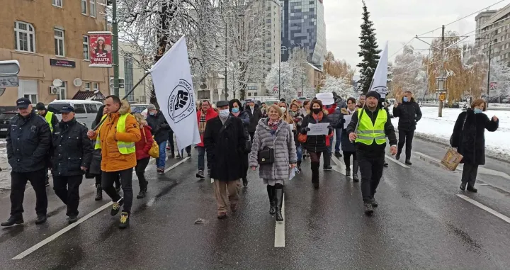 (FOTO) Kad zdravstveni radnici mar&scaron;iraju: Ako se drugima mogu povećati plate, za&scaron;to ne i nama