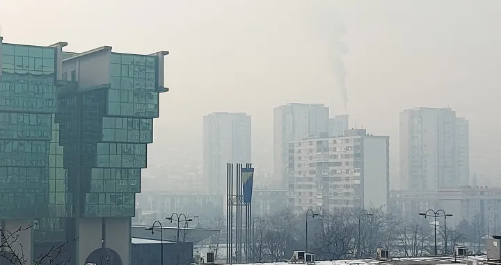 Zrak u Sarajevu je opasan po zdravlje: Posebna preporuka za trudnice, starije, djecu...