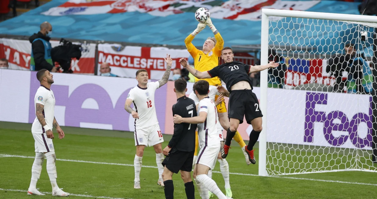 epa09311447 Goalkeeper Jordan Pickford (2-R, top) of England in action against Robin Gosens (R, top) of Germany during the UEFA EURO 2020 round of 16 soccer match between England and Germany in London, Britain, 29 June 2021. EPA/John Sibley/POOL (RESTRICTIONS: For editorial news reporting purposes only. Images must appear as still images and must not emulate match action video footage. Photographs published in online publications shall have an interval of at least 20 seconds between the posting.)