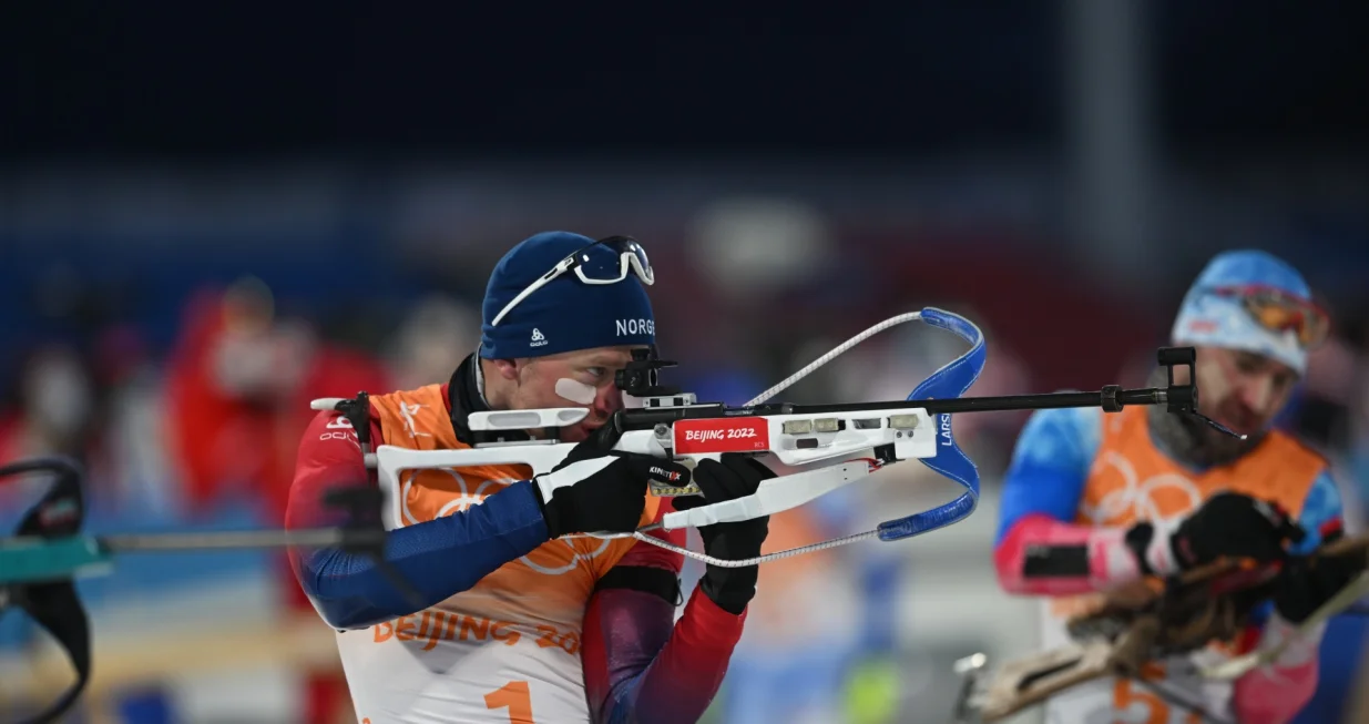 epa09729280 Tarjei Boe of Norway in action during the Biathlon Mixed Relay at the Zhangjiakou National Biathlon Centre at the Beijing 2022 Olympic Games, Zhangjiakou, China, 05 February 2022. EPA/FILIP SINGER