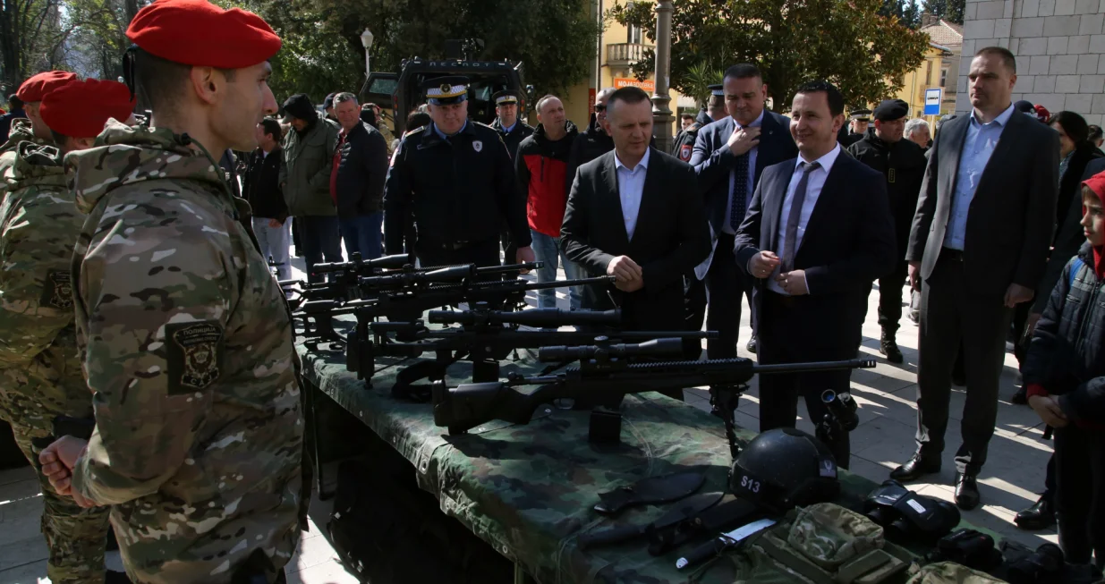 ТРЕБИЊЕ, 2. МАРТА /СРНА/ - Министарство унутрашњих послова /МУП/ Републике Српске може да се носи са свим изазовима и спремно је на сваки вид борбе да би заштитило грађане и њихову безбједност широм Српске, изјавио је данас у Tребињу министар Драган Лукач током тактичко-техничког збора организованог поводом обиљежавања Дана полиције и 30 година МУП-а./Милена Копривица