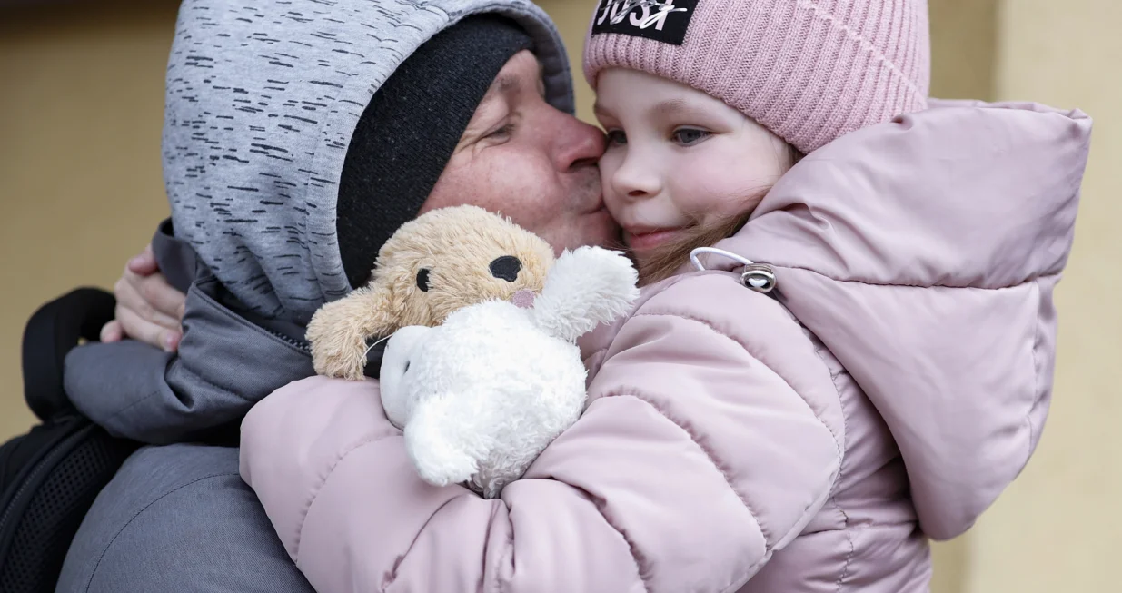 Ukrajinske izbjeglice i dalje pristižu u Przemysl, grad na jugoistoku Poljske. Neki civili u ovaj poljski grad dolaze vozom. Objektiv fotoreportera AA zabilježio je emotivan trenutak susreta oca sa kćerkom. Djevojčica je sa majkom stigla iz Ukrajine. (Abdulhamid Hoşbaş - Anadolu Agency)/�