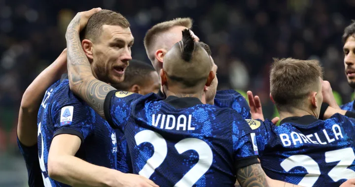 epa09802264 Inter Milan's Edin Dzeko (L) jubilates with his teammates after scoring during the Italian serie A soccer match between FC Inter and Salernitana at Giuseppe Meazza stadium in Milan, Italy, 04 March 2022. EPA/MATTEO BAZZI