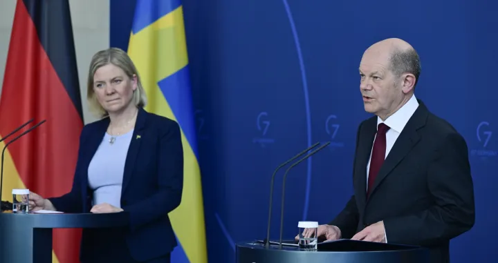 epa09855849 German Chancellor Olaf Scholz (R) and Sweden's Prime Minister Magdalena Andersson attend a press conference after talks at the Chancellery in Berlin, Germany, 28 March 2022. EPA/JOHN MACDOUGALL/POOL/John Macdougall/Pool