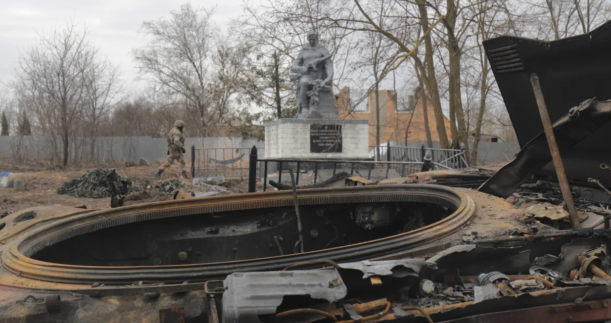 epa09856853 Debris of a Russian tank in front of the monument to Warrier - liberator in WWII 1942-1945 in Lukyanivka village, which was released from Russian troops, not far from Kyiv (Kiev), Ukraine, 28 March 2022. On 24 February, Russian troops entered Ukrainian territory in what the Russian president declared a 'special military operation', resulting in fighting and destruction in the country, a huge flow of refugees, and multiple sanctions against Russia. EPA/STR/Str