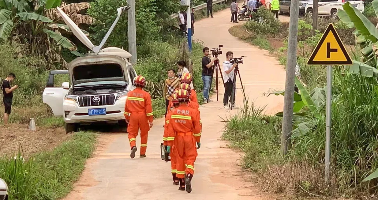 epa09841562 Rescue workers walk at the site of a plane crash from a China Eastern Airlines in Tengxian County, Guangxi region, southern China, 22 March 2022. A China Eastern Airlines Boeing 737-800 with 132 people on board crashed in southern China on a flight from Kunming to Guangzhou on 21 March 2022, according to China's Civil Aviation Administration. EPA/STRINGER CHINA OUT/Stringer