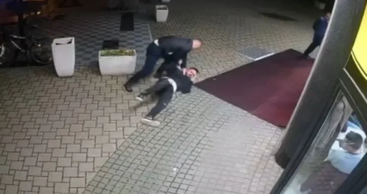 Nesretni mladić je stao nepomično ležati na tlu/Screenshot/