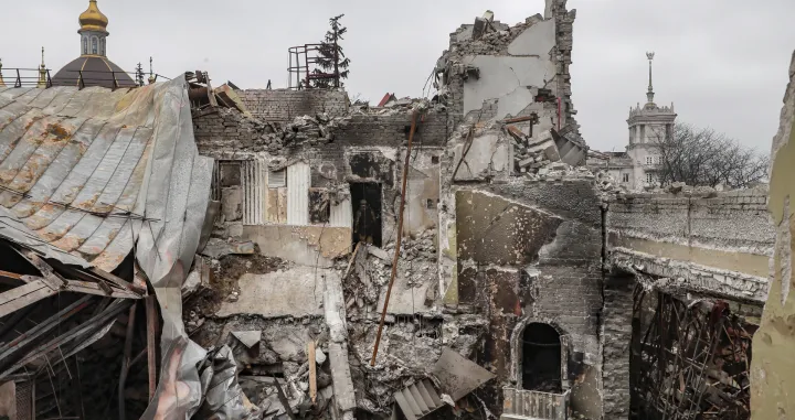 epa09886370 A picture taken during a visit to Mariupol organized by the Russian military shows destruction inside the destroyed Drama Theatre in Mariupol, Ukraine, 12 April 2022. At least 300 people died after a Russian airstrike on the Drama Theatre of Mariupol on 16 March, the Donetsk Regional State Administration sai whereas the Russian Defence Ministry denies the airstike and claims the theatre was blown up by the Azov battalion. Some 133,214 people, including two thousand people over the past day, left Mariupol through the gum corridor in the eastern direction, according to the head of the Russian National Defense Control Center. EPA/SERGEI ILNITSKY/Sergei Ilnitsky